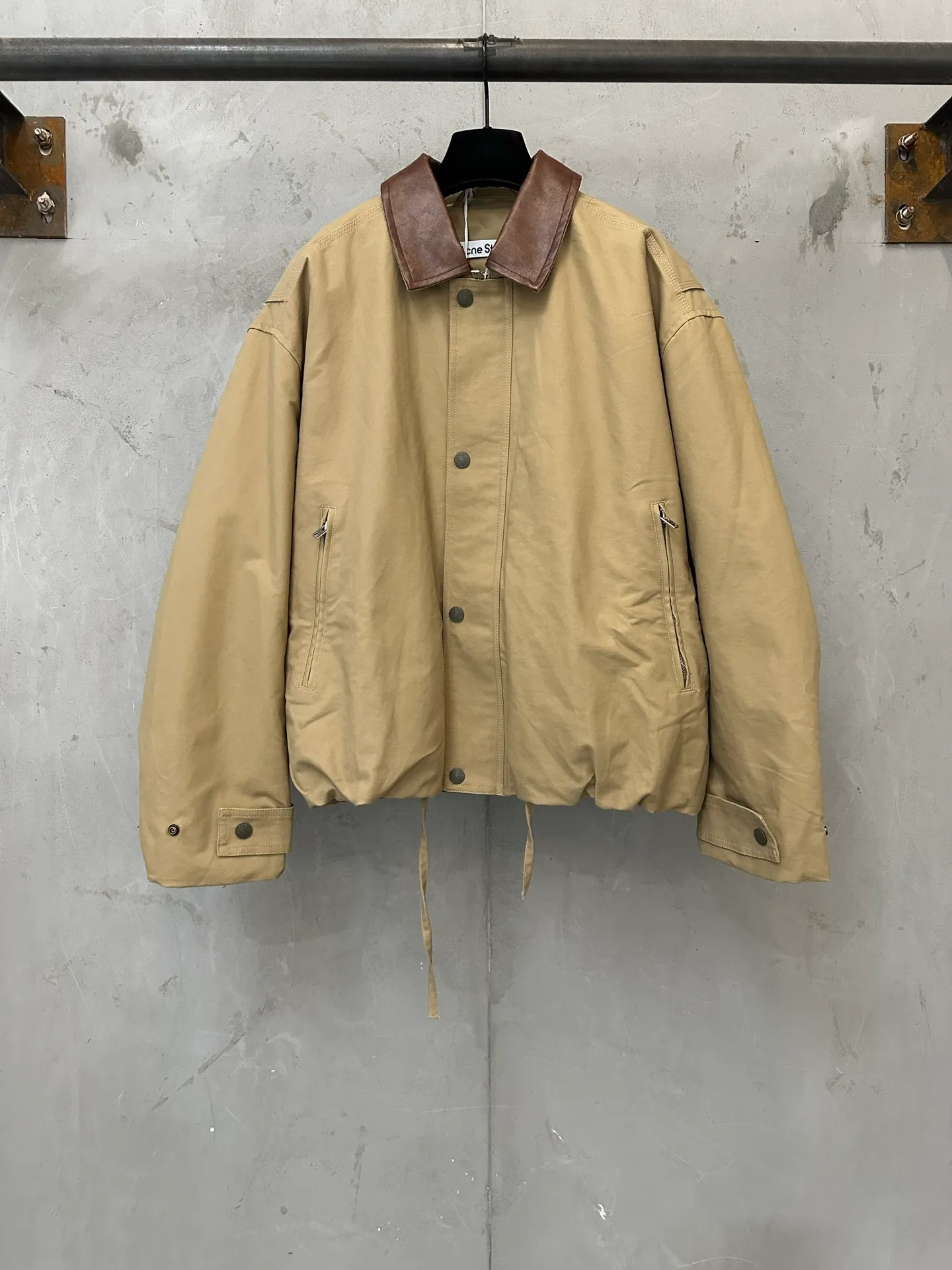 Acne Studios 26FW leather logo twill jacket. Fabric: Made of 100% fine cotton high-density plain woven fabric. Cotton twill woven lining. Quilted. Washed cotton. Meri PU leather. Customized hardware. Thread. Accessories. Matching. Same Style for men and women. Color: Black Khaki. Size: 42 44 46 48